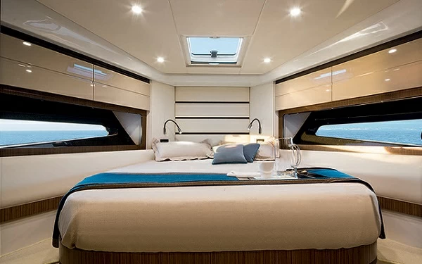 阿兹慕（Azimut）Atlantis43运动游艇卧室