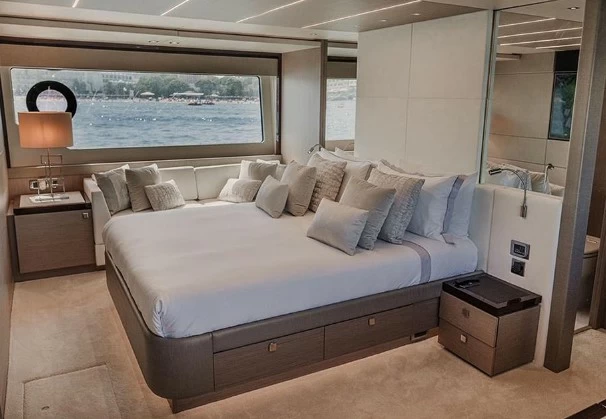 圣汐克（Sunseeker）76二手飞桥游艇卧室