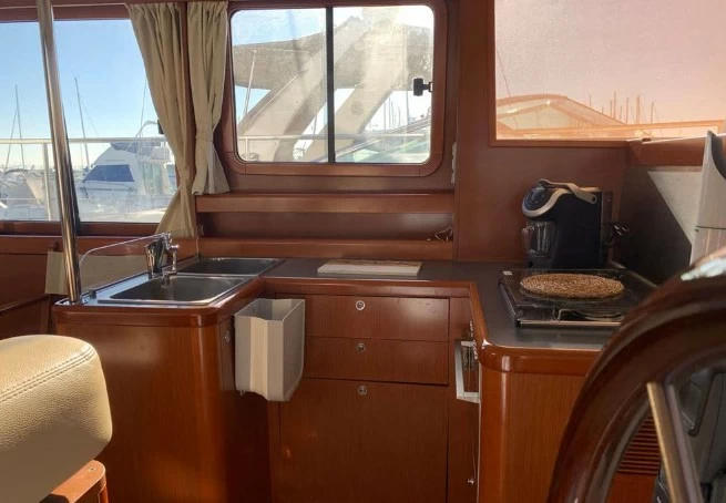 11米博纳多（Beneteau）思乐34二手游艇厨房区