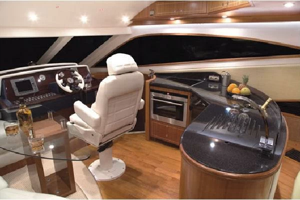 卡帝尔（Galeon）530飞桥游艇中控