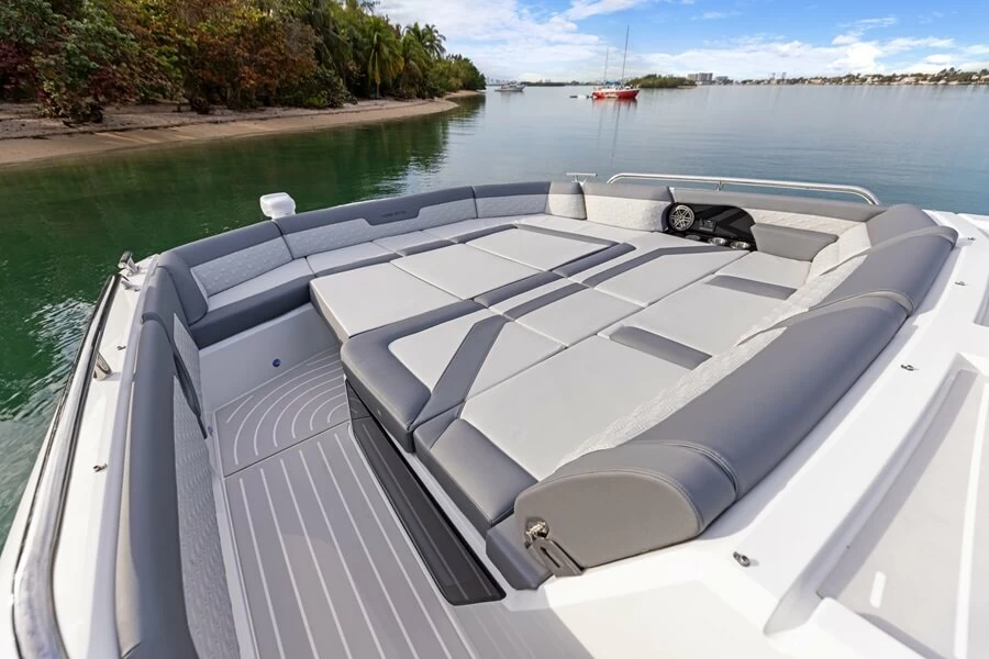 卡帝尔(Galeon)435GTO私人游艇前甲板