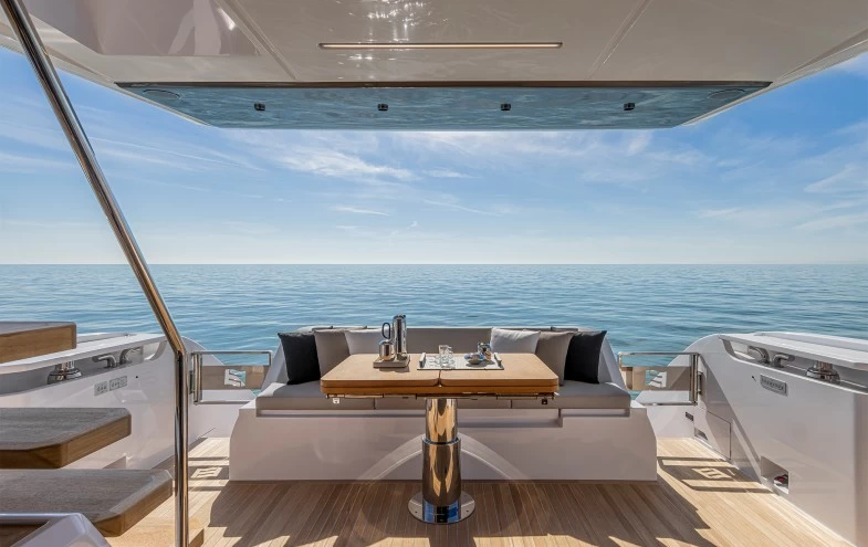 18米法拉帝（Ferretti）580飞桥游艇价格