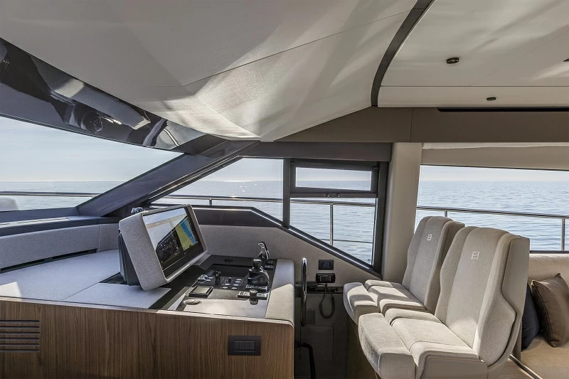 18米法拉帝（Ferretti）580飞桥游艇驾驶区