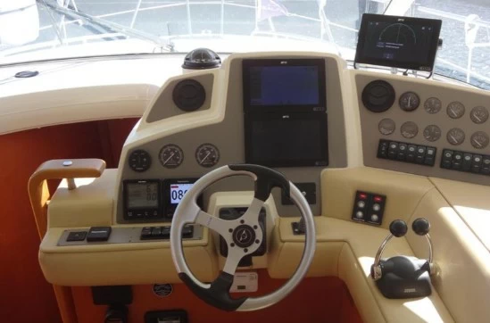 西莱(Sealine)C39二手运动游艇中控