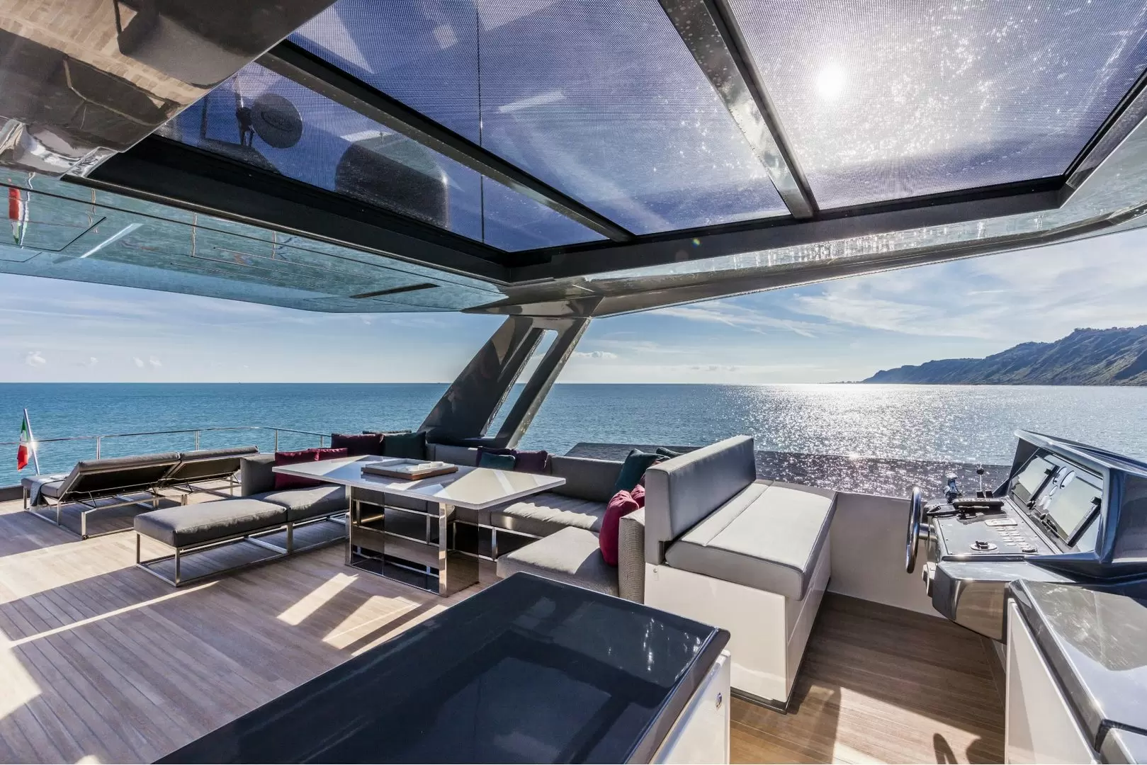 法拉帝(Ferretti)850豪华游艇飞桥区