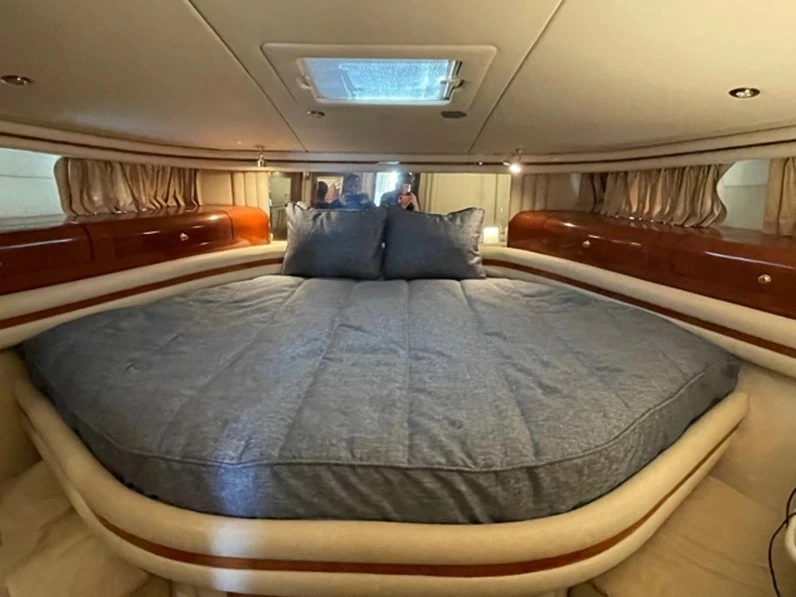 希瑞(SeaRay)560SedanBridge飞桥游艇卧室
