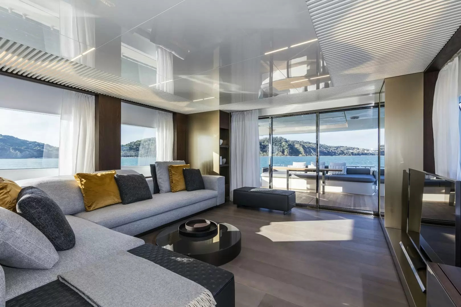 法拉帝(Ferretti)850豪华飞桥游艇沙龙
