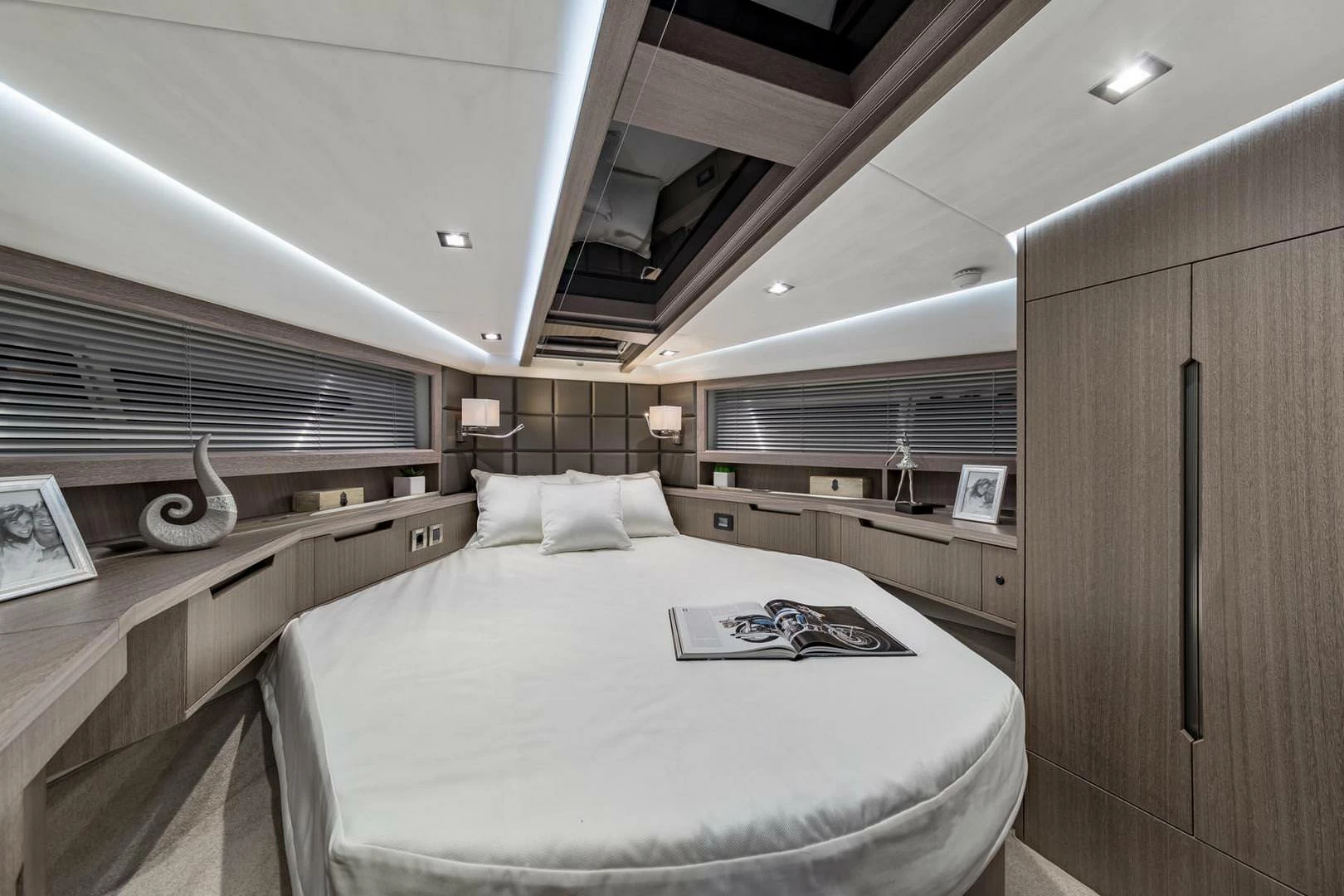 卡帝尔(Galeon)430HTC私人运动游艇卧室
