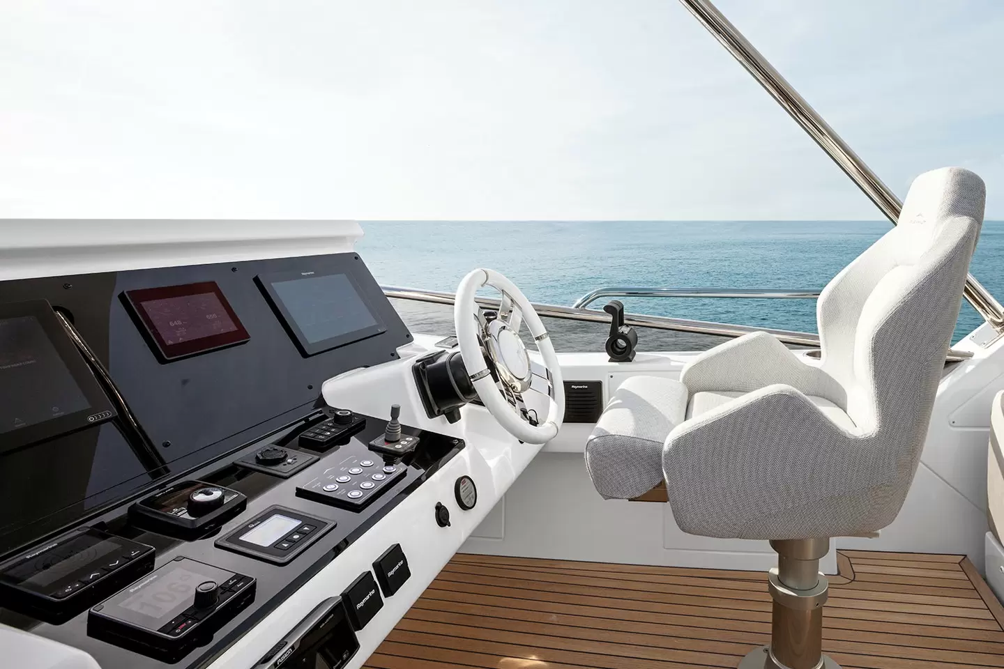 阿兹慕(Azimut)66豪华飞桥游艇中控