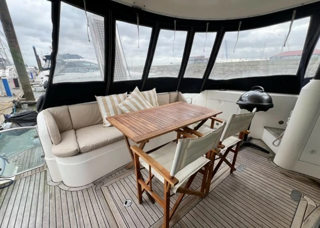 菲尔兰（Fairline）Squadron52二手飞桥游艇沙发