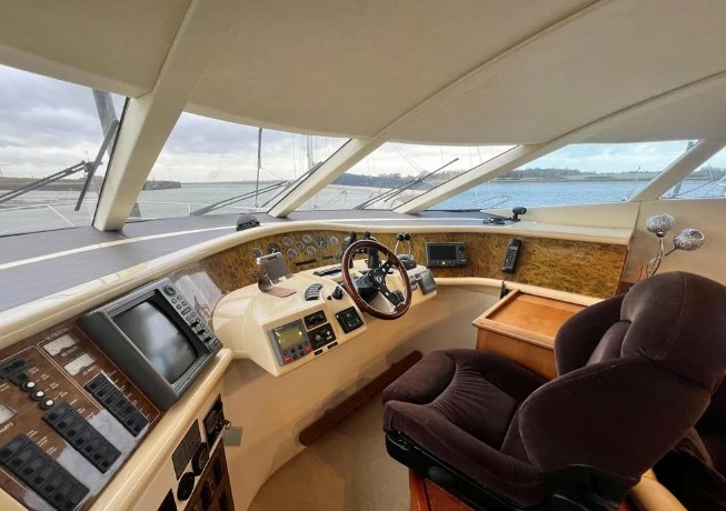 菲尔兰（Fairline）Squadron52二手飞桥游艇中控