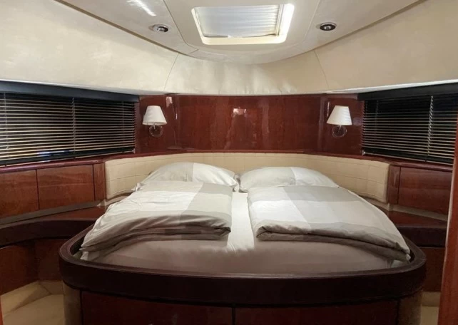 菲尔兰(Fairline)Squadron74飞桥游艇卧室