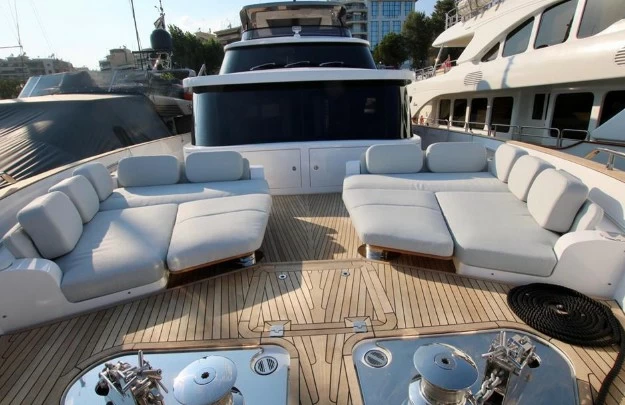 阿兹慕(Azimut)Magellano25二手游艇前甲板