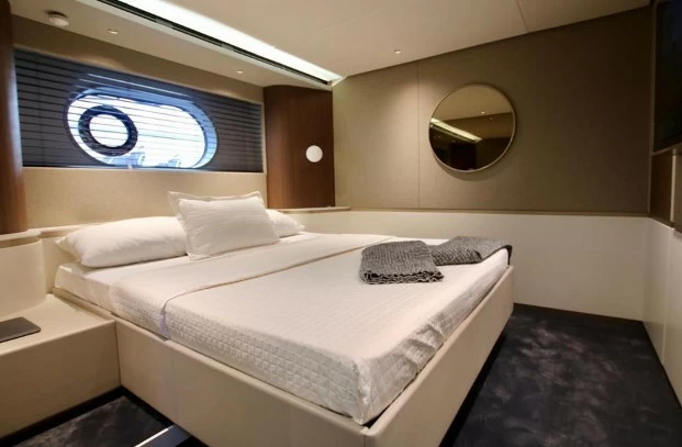 阿兹慕(Azimut)Magellano25二手游艇卧室