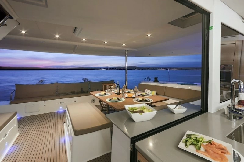 枫丹白露(Fountaine Pajot)Saba50双体帆船船尾餐厅