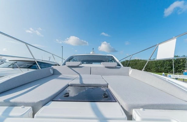 博纳多(Beneteau)GT36二手运动游艇前甲板