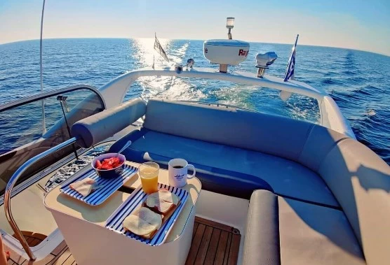 卡帝尔(Galeon)330游艇飞桥区