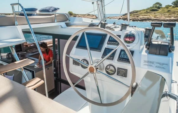 枫丹白露(Fountaine Pajot)Astrea42双体帆船中控
