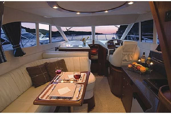 卡帝尔(Galeon)330飞桥游艇沙龙