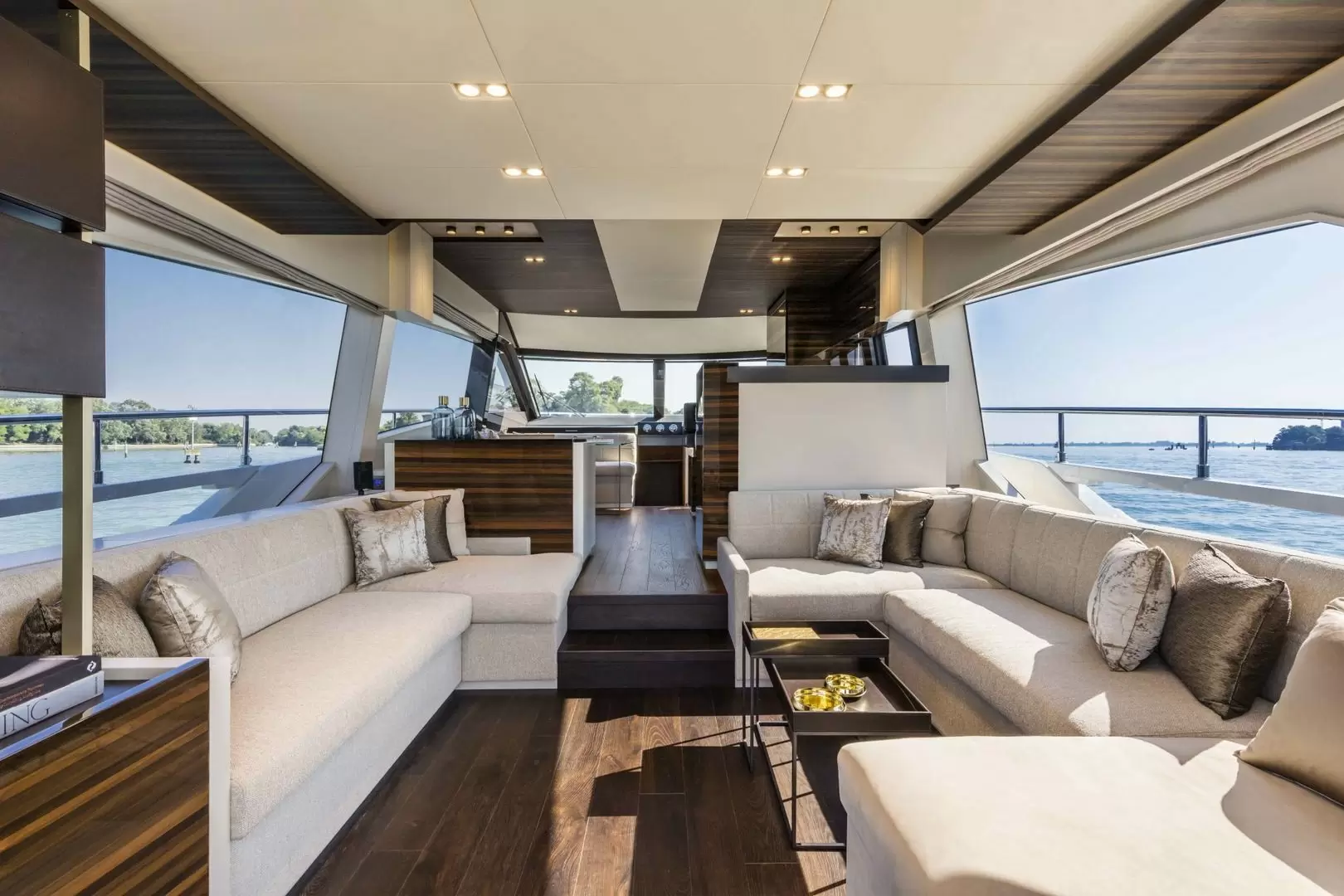 法拉帝(Ferretti)670私人飞桥游艇沙龙