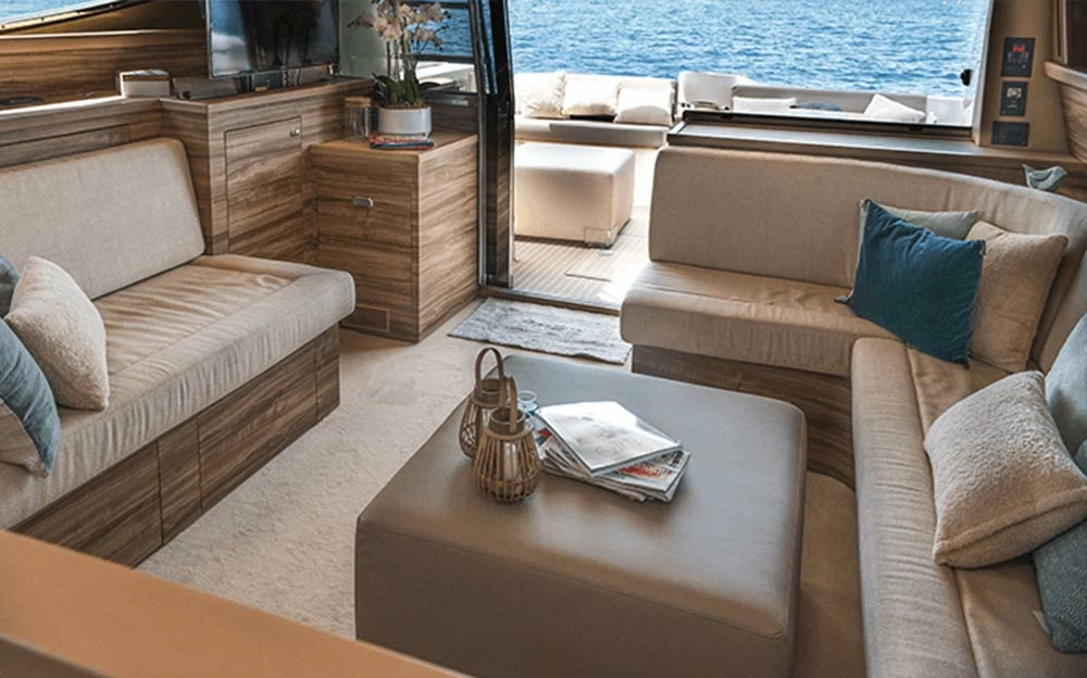 法拉帝(Ferretti)620飞桥游艇沙发
