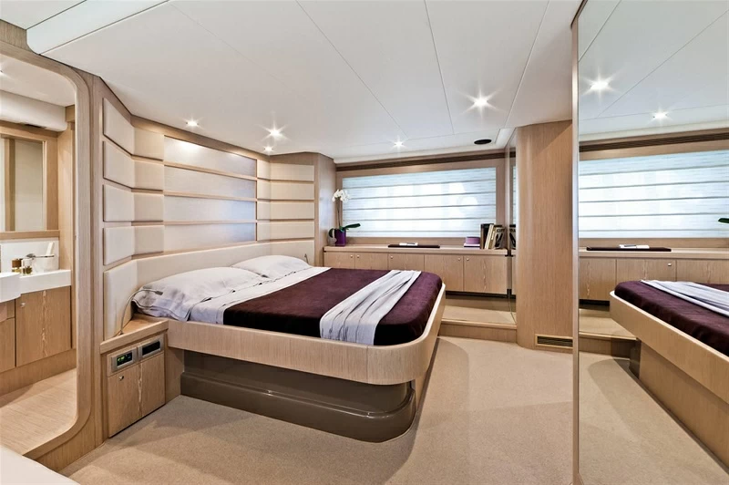 法拉帝(Ferretti)620飞桥游艇卧室