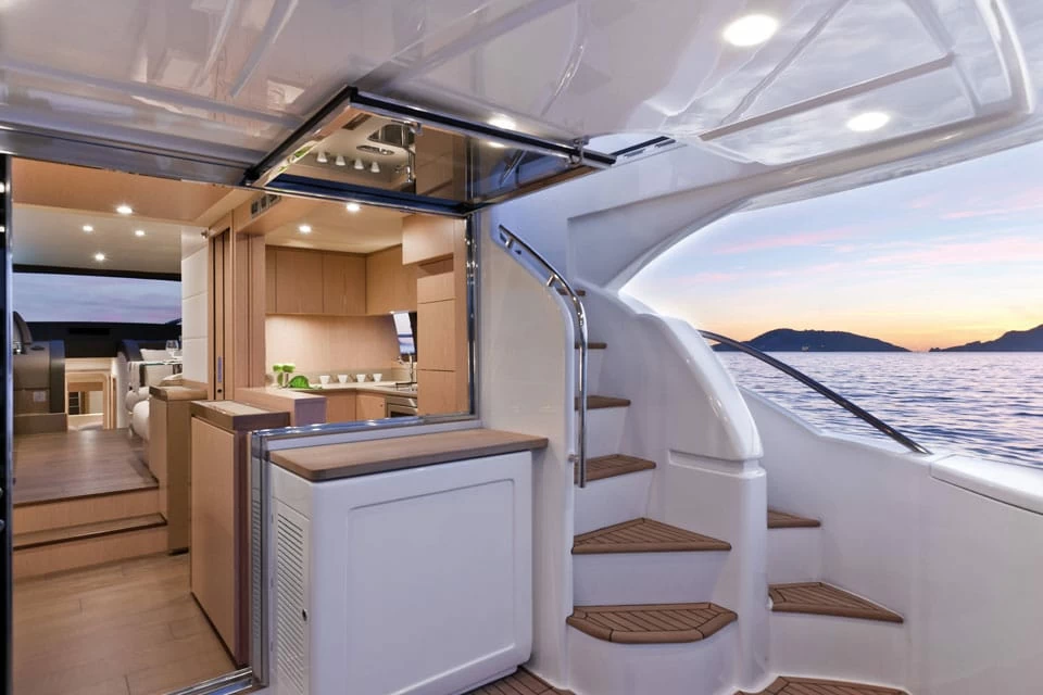 法拉帝(Ferretti)620飞桥游艇