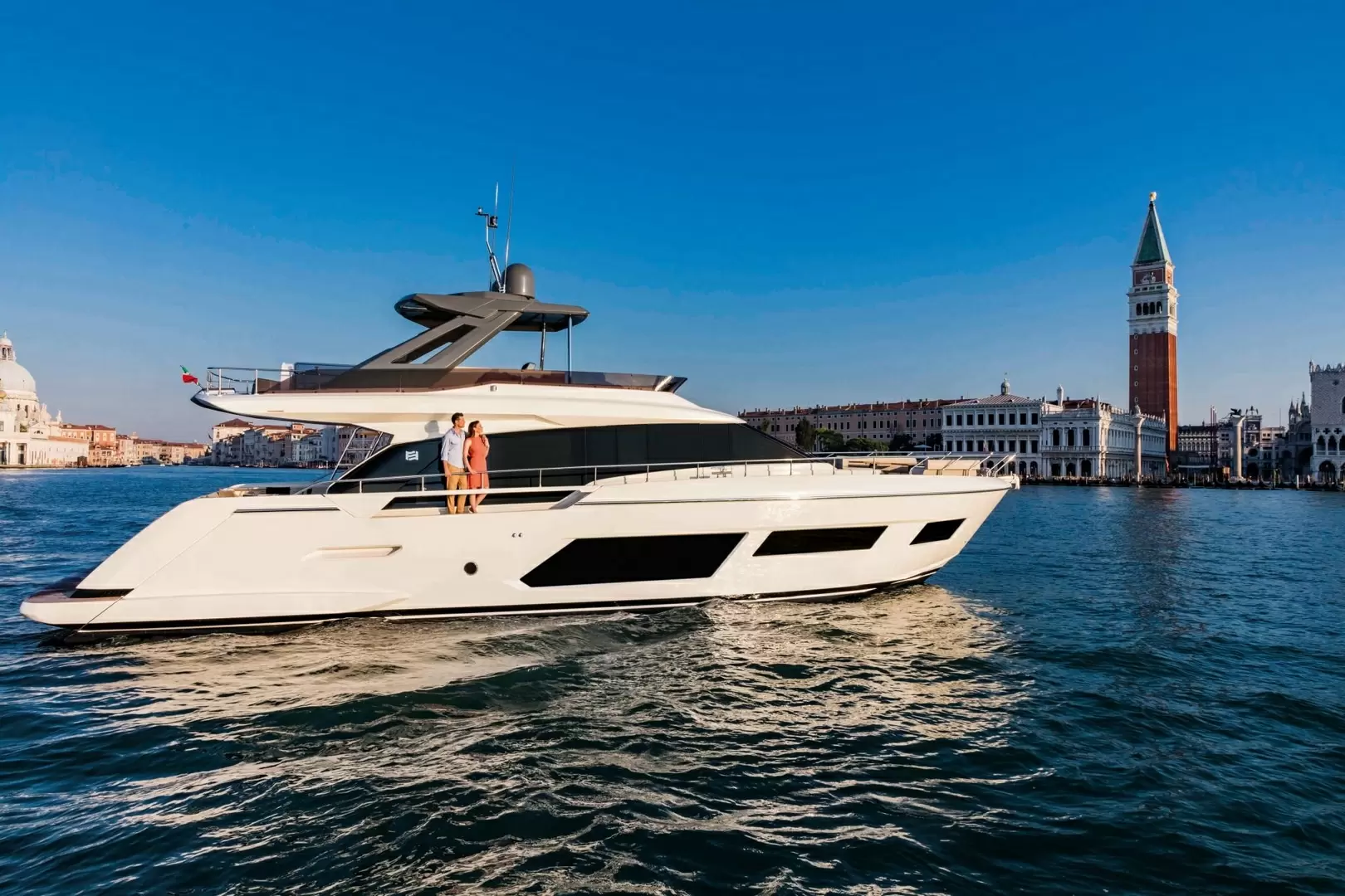 法拉帝(Ferretti)670私人飞桥游艇