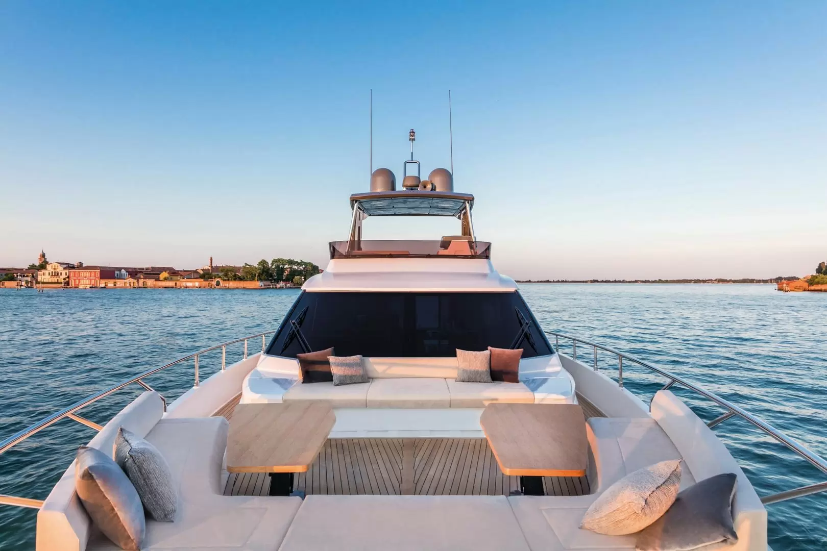 法拉帝(Ferretti)670私人飞桥游艇前甲板