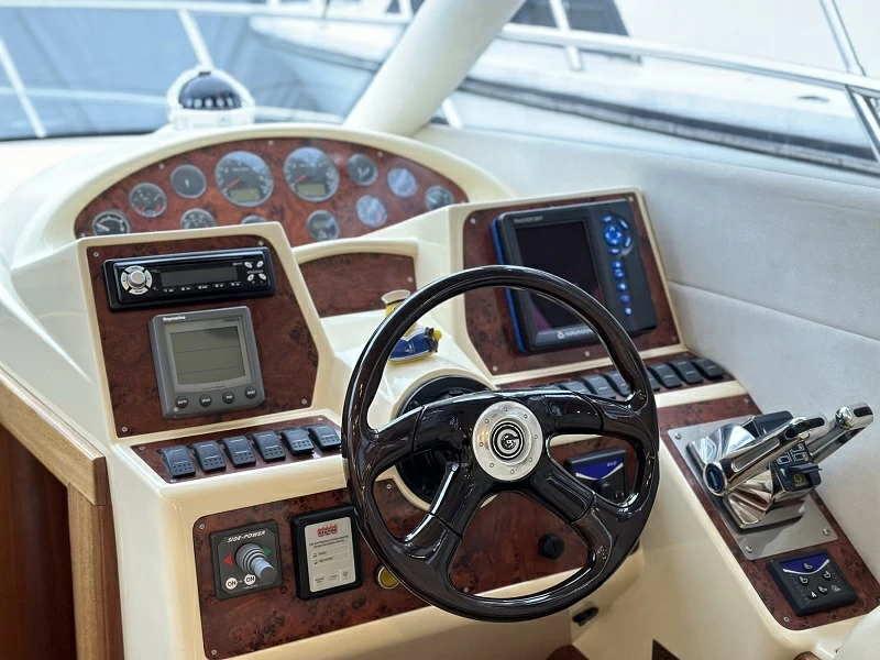 卡帝尔(Galeon)330飞桥游艇中控