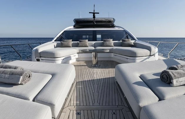 阿兹慕(Azimut)S8二手豪华运动游艇前甲板