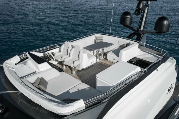 阿兹慕(Azimut)S8二手豪华运动游艇飞桥区