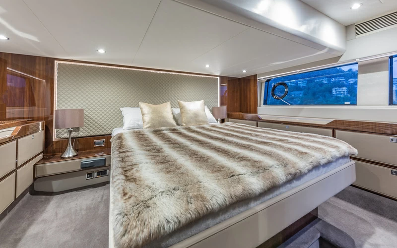 菲尔兰(Fairline)Targa50GT运动游艇卧室