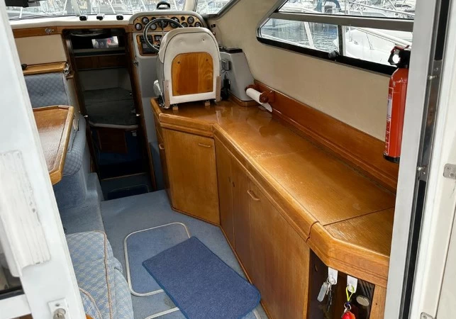 9米西莱(Sealine)310Statesman二手小型游艇驾驶舱