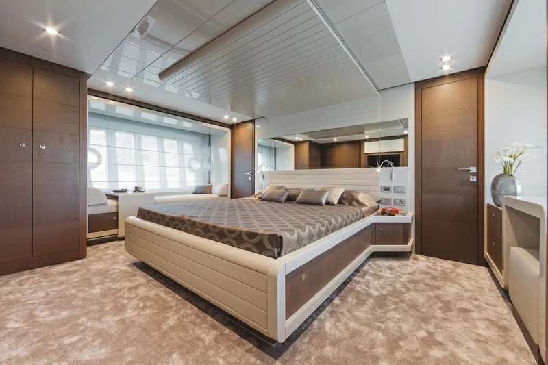 法拉帝(Ferretti)870大型飞桥游艇卧室