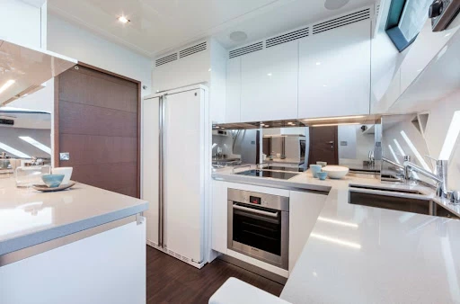 法拉帝(Ferretti)870大型飞桥游艇厨房