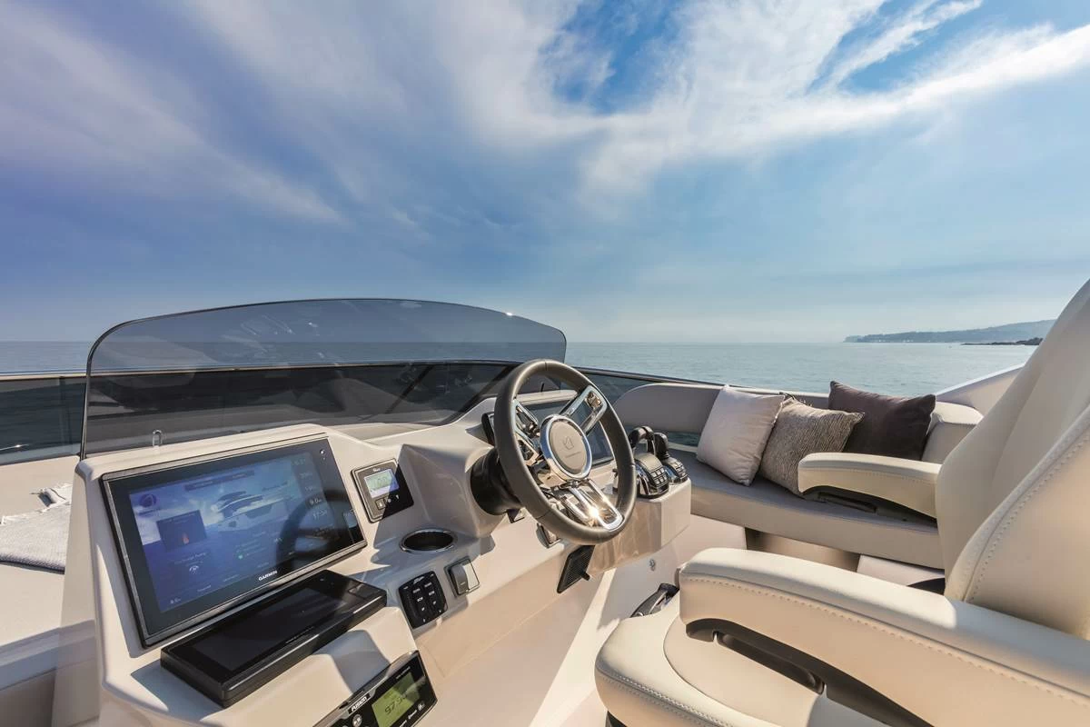雅舶仕(Absolute)Navetta48飞桥游艇中控
