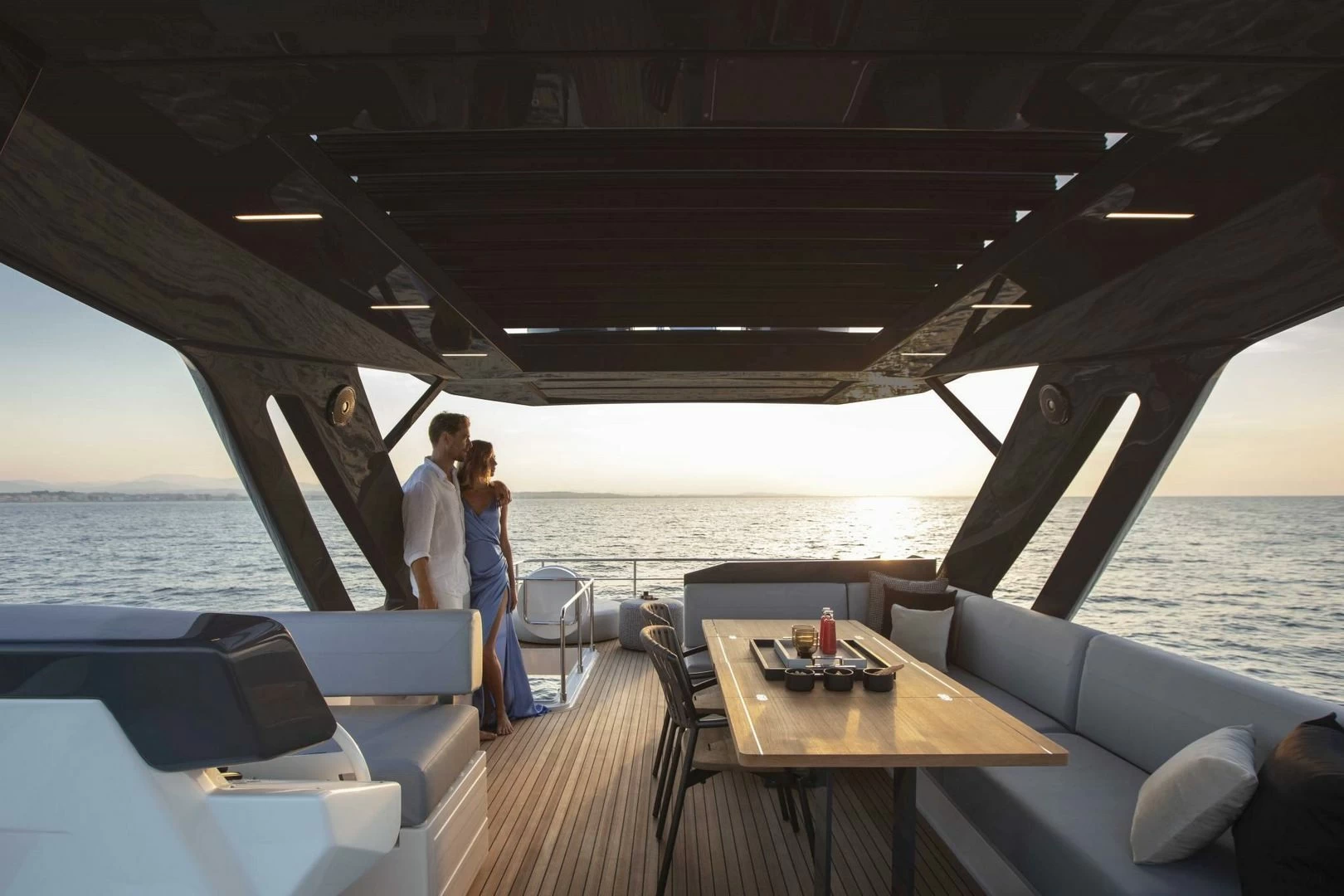 法拉帝(Ferretti)720豪华飞桥游艇沙龙