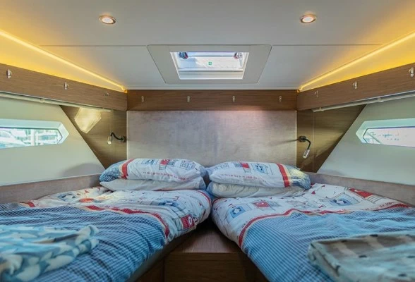 博纳多(Beneteau)GT46二手运动游艇卧室