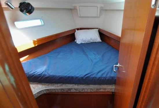 11米博纳多（Beneteau）遨享仕373二手帆船客舱