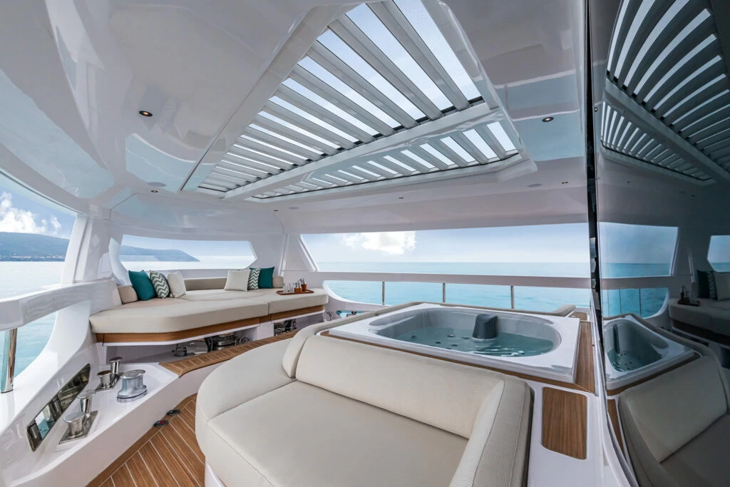 27米法拉帝(Ferretti)Infynito70大型豪华游艇飞桥区