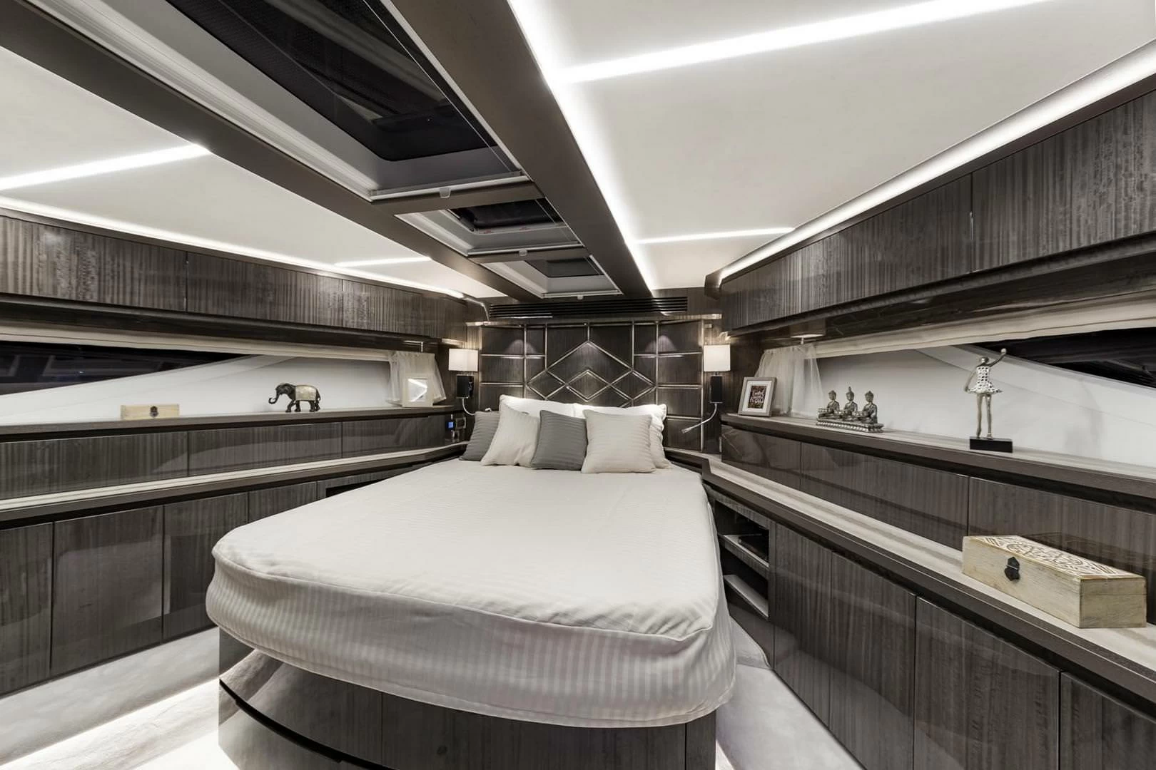 卡帝尔(Galeon)650Skydeck运动飞桥游艇卧室