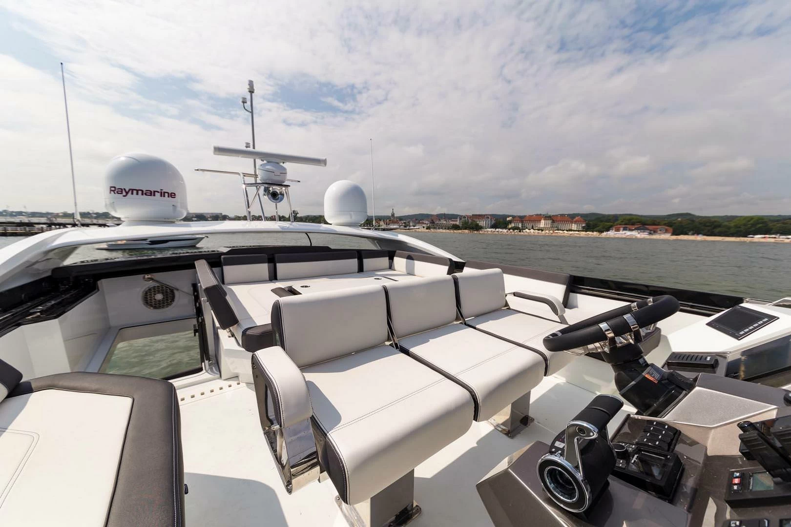 卡帝尔(Galeon)650Skydeck运动游艇飞桥区