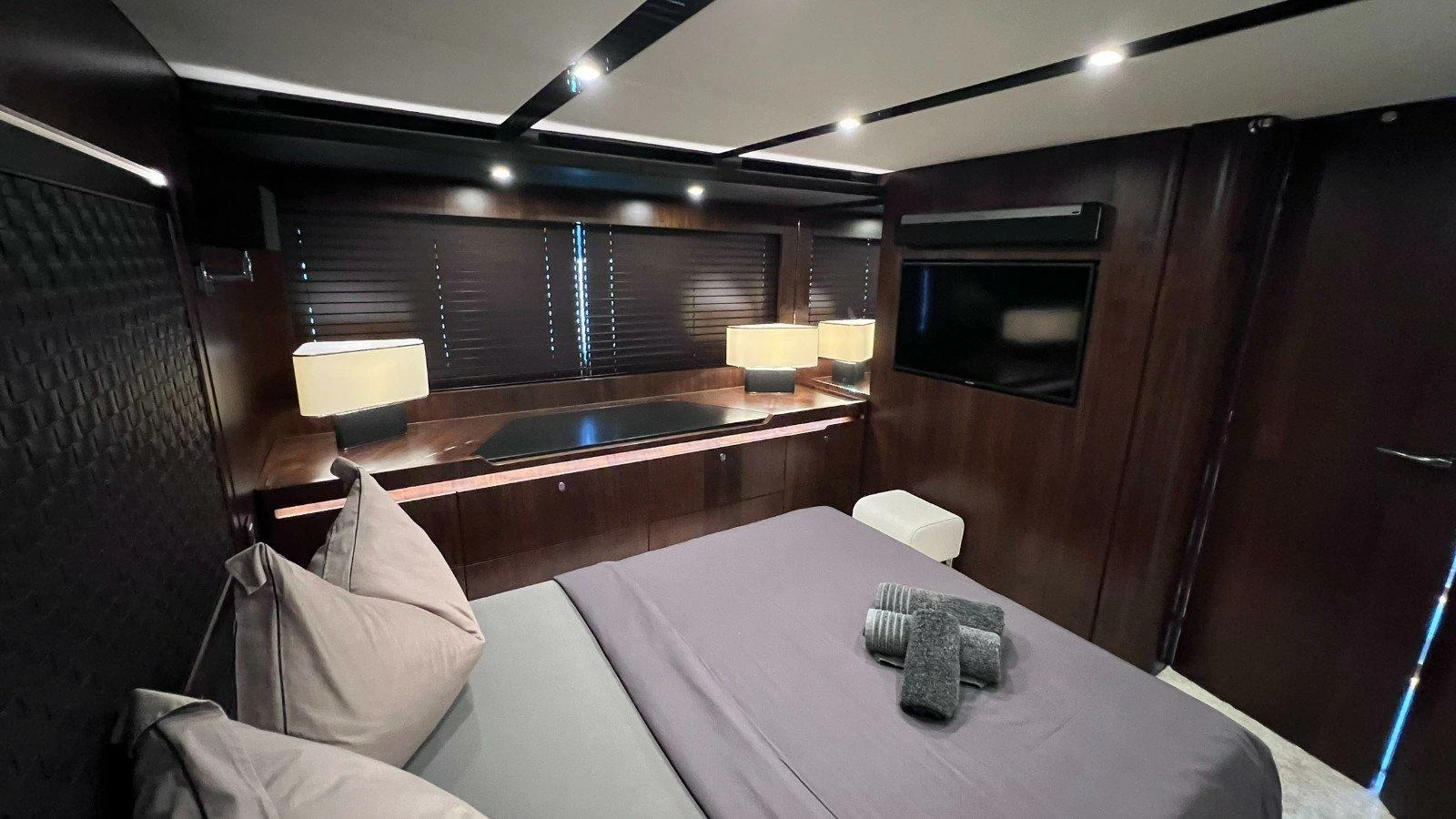 菲尔兰(Fairline)Targa65GTO运动游艇卧室