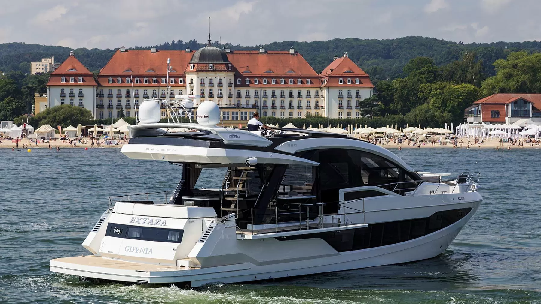 卡帝尔(Galeon)650Skydeck运动飞桥游艇