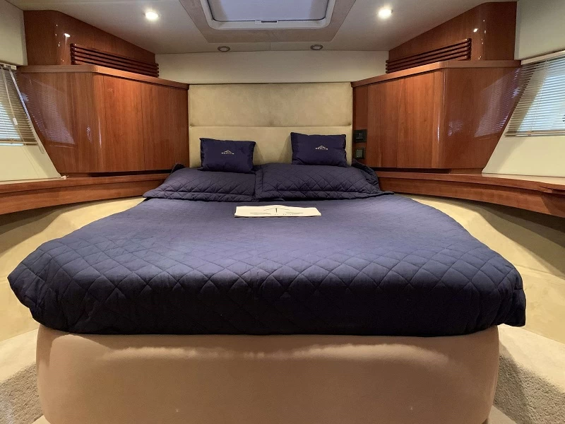 16米西莱(Sealine)T50中型飞桥游艇客舱