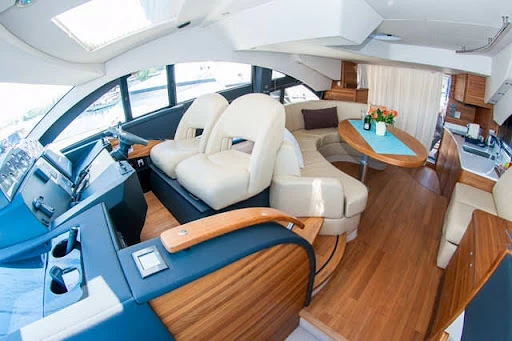 16米西莱(Sealine)T50中型飞桥游艇驾驶舱