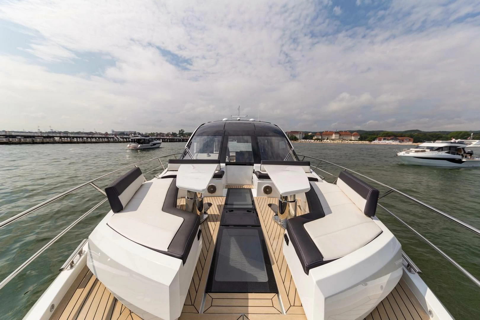 卡帝尔(Galeon)650Skydeck运动飞桥游艇前甲板