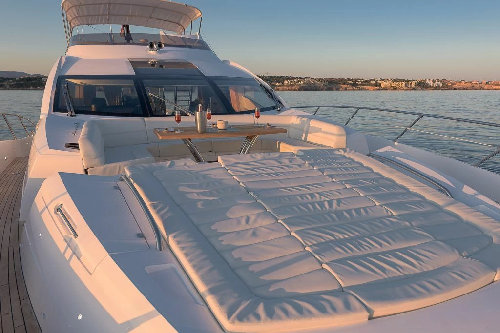 圣汐克(Sunseeker)80运动飞桥游艇前甲板