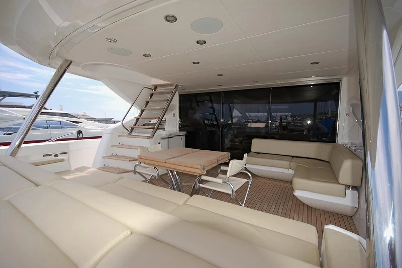 圣汐克(Sunseeker)80运动飞桥游艇船尾休闲区